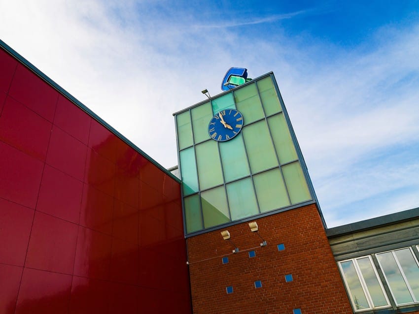 Bygning med blått klokketårn, rød vegg og klar himmelbakgrunn. Foto: Nathan Lediard, Lediard Foto AS.