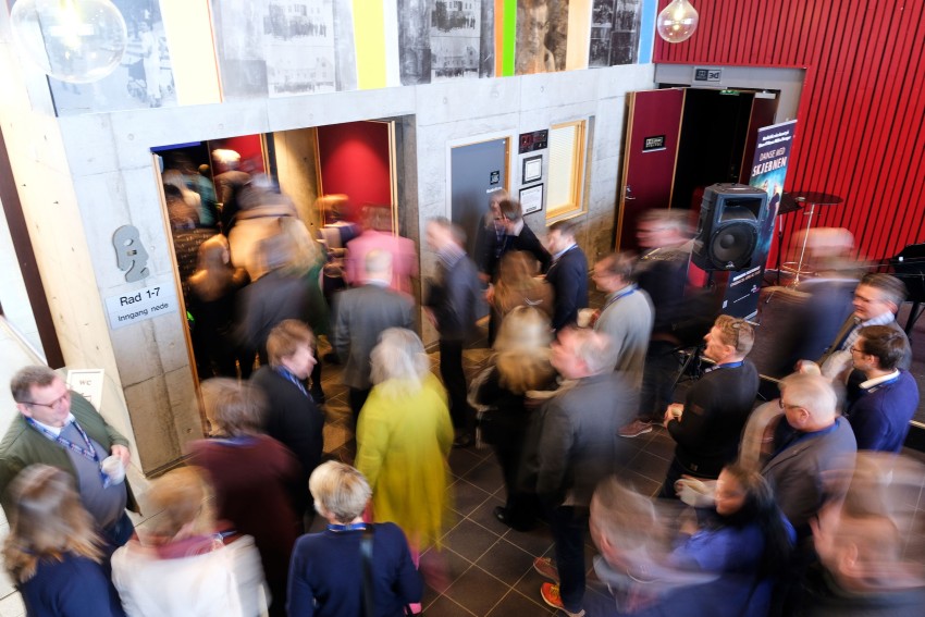 En mengde mennesker beveger seg gjennom en travel gang med en uskarp effekt, som formidler bevegelse og mas. Foto: Nathan Lediard, Lediard Foto AS.